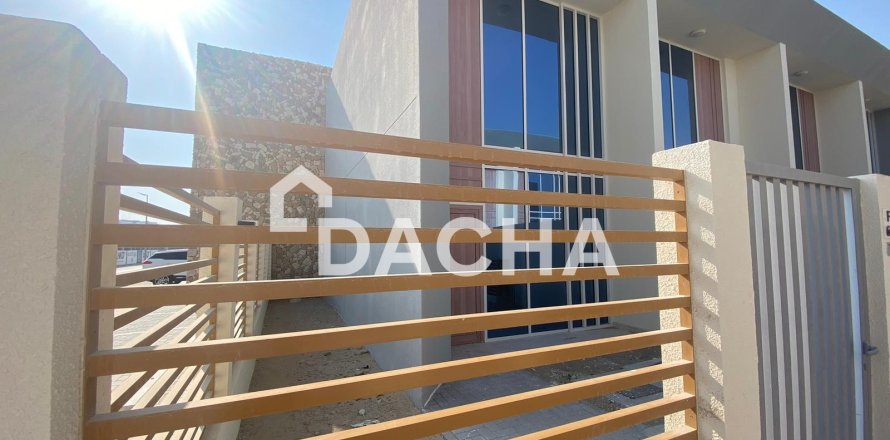 Таунхаус в Dubai Land, Дубай, 1 спальня, 90м², № 104976