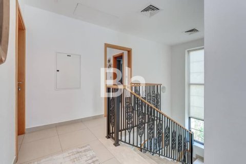 Villa in Nadd Al Sheba, Dubai 4 bedrooms, 468 sq.m. № 56368 - photo 7