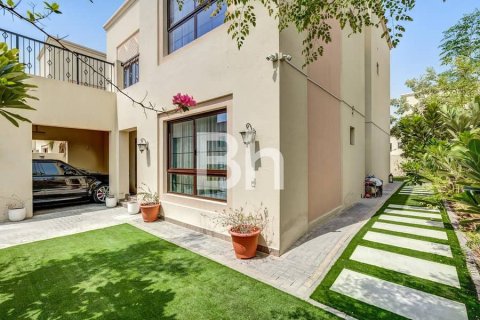 Villa in Nadd Al Sheba, Dubai 4 bedrooms, 468 sq.m. № 56368 - photo 1