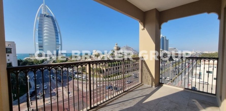 Apartment in Lamtara, Umm Suqeim, Dubai 4 bedrooms, 247.2 sq.m. № 699