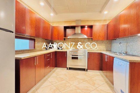 Снять в аренду квартиру в Джумейра Бич Резиденс, Дубай: 3 спальни, 241м², № 90750 - фото 13