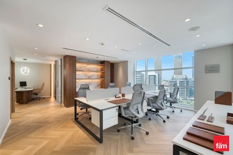 Bureau à Dubai, 483.9 m², № 99908