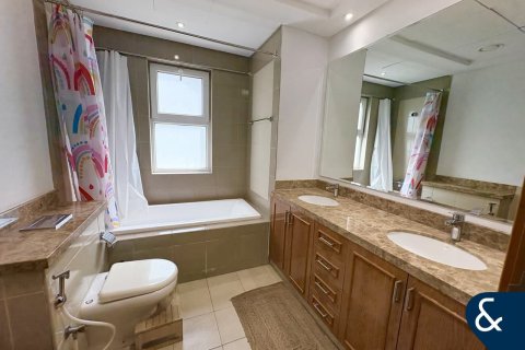 Снять в аренду виллу в Dubai Land, Дубай: 3 спальни, 275м², № 98882 - фото 8