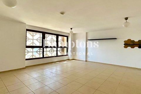 Снять в аренду квартиру в Джумейра Бич Резиденс, Дубай: 2 спальни, 122.32909622м², № 72566 - фото 1