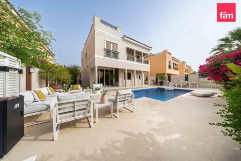 Villa in Dubai 5 bedrooms, 560.8 sq.m. № 109527