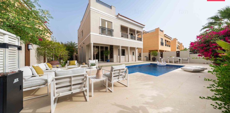 Villa in Dubai 5 bedrooms, 560.8 sq.m. № 109527