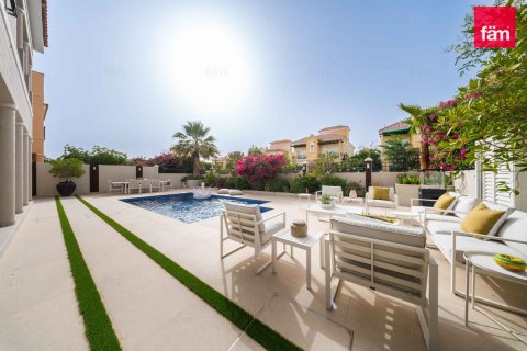 Villa in Dubai 5 bedrooms, 560.8 sq.m. № 109527 - photo 2