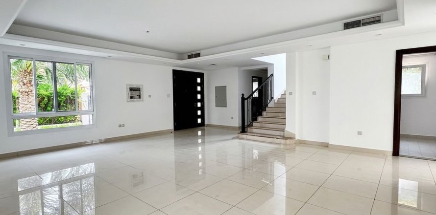 Villa in Dubai 4 bedrooms, 527.9 sq.m. № 109530