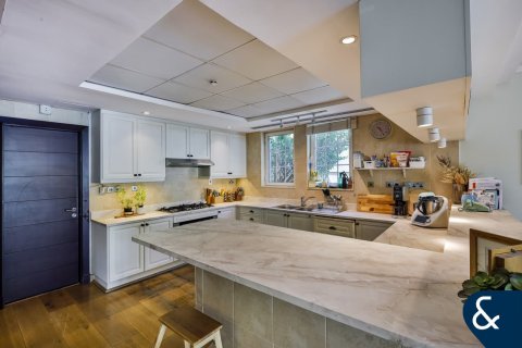 Villa in Legacy, Jumeirah Park, Dubai 4 bedrooms, 403 sq.m. № 75318 - photo 6