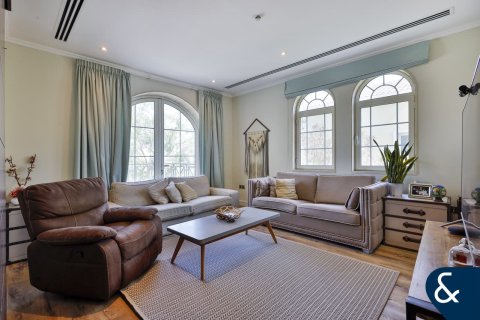 Villa in Legacy, Jumeirah Park, Dubai 4 bedrooms, 403 sq.m. № 75318 - photo 16