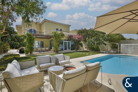 Villa in Legacy, Jumeirah Park, Dubai 4 bedrooms, 403 sq.m. № 75318 - photo 1