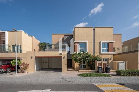 Villa en Dubai Science Park, Dubai, 4 dormitorios, 435 m², № 57323 - foto 1