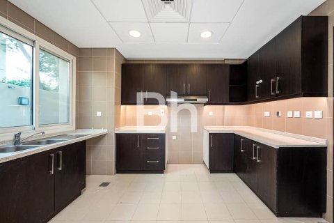 Villa in Dubai Science Park, Dubai 4 bedrooms, 435 sq.m. № 57323 - photo 10