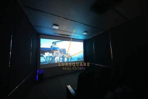 Снять в аренду виллу в Sector E, Emirates Hills, Дубай: 8 спален, 1486м², № 102382 - фото 25