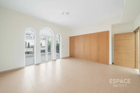 Villa in Legacy Nova Villas, Jumeirah Park, Dubai 4 bedrooms, 455 sq.m. № 122459 - photo 11