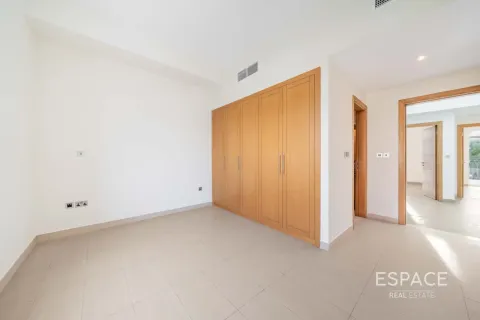 Villa in Legacy Nova Villas, Jumeirah Park, Dubai 4 bedrooms, 455 sq.m. № 122459 - photo 3