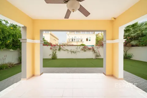 Villa in Legacy Nova Villas, Jumeirah Park, Dubai 4 bedrooms, 455 sq.m. № 122459 - photo 16