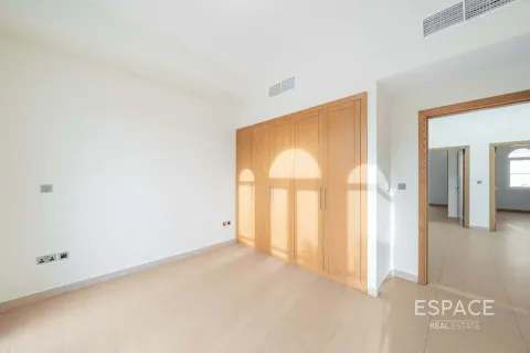 Villa in Legacy Nova Villas, Jumeirah Park, Dubai 4 bedrooms, 455 sq.m. № 122459 - photo 8