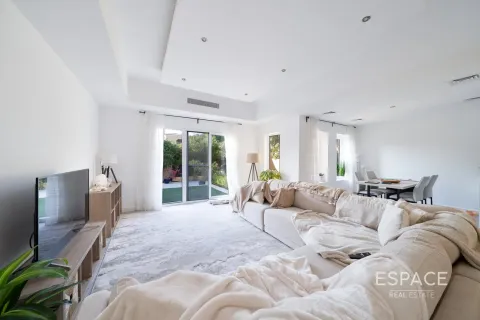 Купить виллу в Арабиан Ранчес, Дубай: 2 спальни, 175м², № 61493 - фото 1