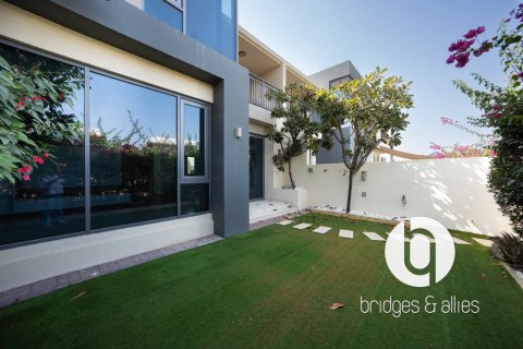 Villa in Dubai Hills Estate, Dubai 4 bedrooms, 202 sq.m. № 105647 - photo 20