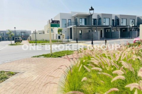 Снять в аренду виллу в Camelia, Arabian Ranches 2, Дубай: 4 спальни, 199.1м², № 836 - фото 2