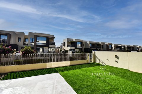 Снять в аренду виллу в Дубай Хилс Эстейт, Дубай: 4 спальни, 195м², № 94571 - фото 15