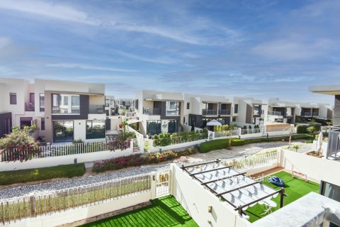 Снять в аренду виллу в Дубай Хилс Эстейт, Дубай: 4 спальни, 195м², № 94571 - фото 9