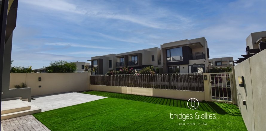 Вилла в Дубай Хилс Эстейт, Дубай, 4 спальни, 195м², № 94571