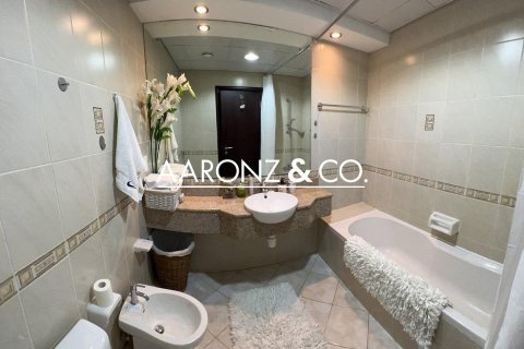 Apartment in Jumeirah Lake Towers, Dubai 2 bedrooms, 107 sq.m. № 94567 - photo 8