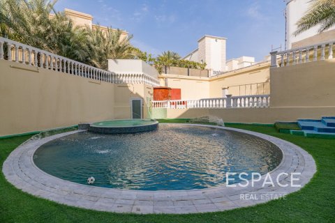 Villa in Emirates Hills, Dubai 8 bedrooms, 1486 sq.m. № 62342 - photo 18