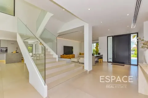 Villa in Jumeirah Islands, Dubai 5 bedrooms, 557 sq.m. № 122641 - photo 4