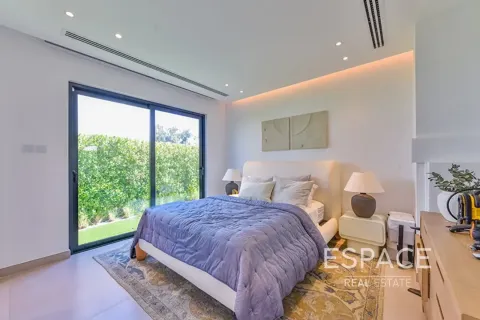 Villa in Jumeirah Islands, Dubai 5 bedrooms, 557 sq.m. № 122641 - photo 14