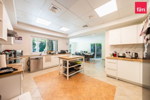 Villa à Dubai, 5 chambres, 881.9 m², № 112405 - photo 10