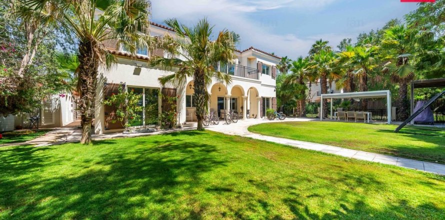 Villa à Dubai, 5 chambres, 881.9 m², № 112405