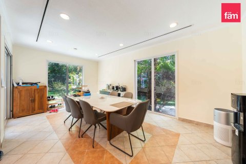 Villa à Dubai, 5 chambres, 881.9 m², № 112405 - photo 8