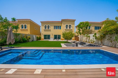 Villa en Dubai, 4 dormitorios, 709.5 m², № 97627