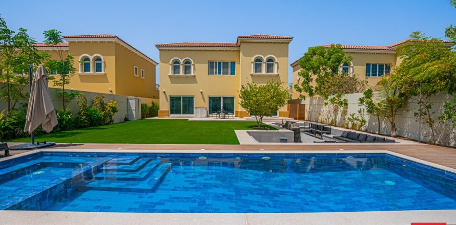 Villa en Dubai, 4 dormitorios, 709.5 m², № 97627