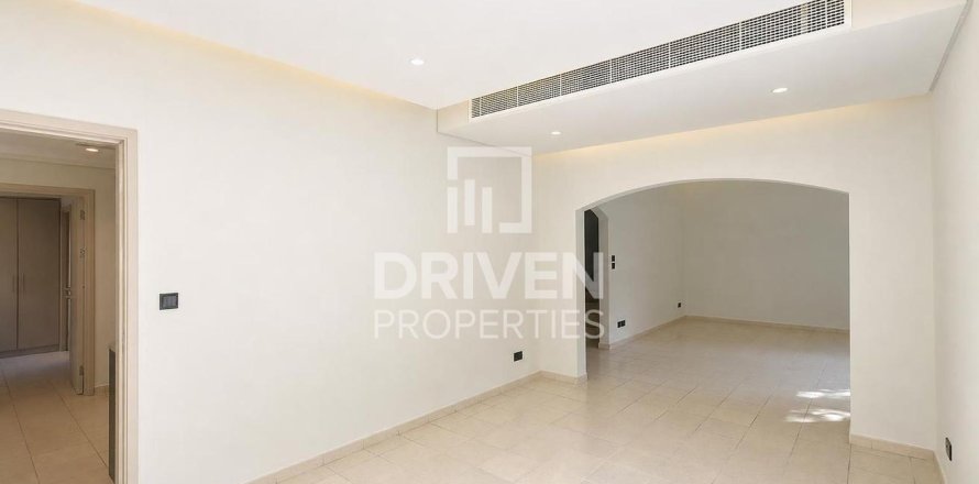 Вилла в Meadows, Дубай, 3 спальни, 560.39м², № 138849