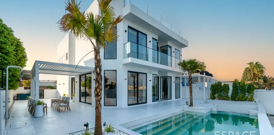 Вилла в Пальме Джумейре, Дубай, 4 спальни, 550м², № 61492