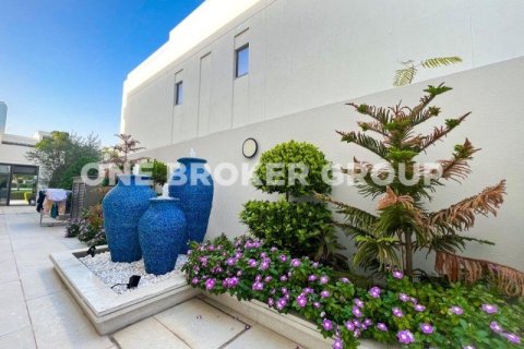 Villa in District One, Dubai 6 bedrooms, 1134.6 sq.m. № 544 - photo 2