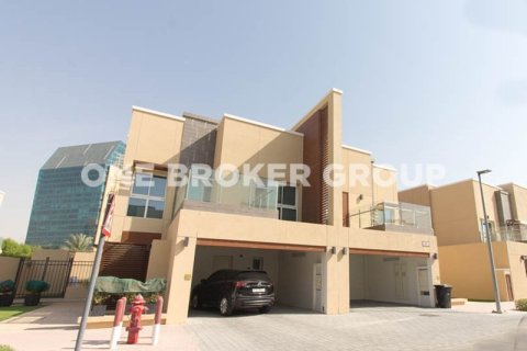 Villa à Al Barsha, Dubai, 3 chambres, 234.7 m², № 545 - photo 2