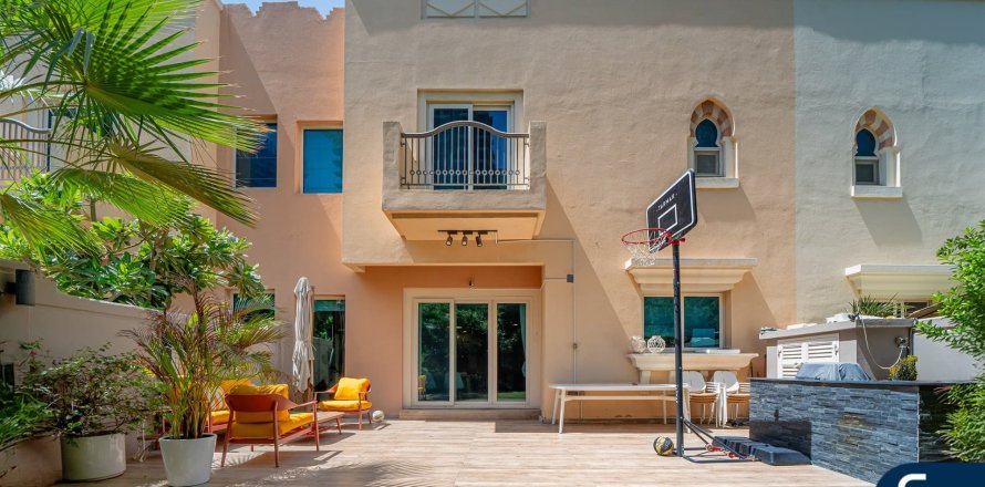 Adosado en Victory Heights, Dubai Sports City, Dubai, 4 dormitorios, 311 m², № 74405