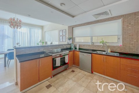 Villa in Legacy, Jumeirah Park, Dubai 4 bedrooms, 386.2 sq.m. № 124783 - photo 6