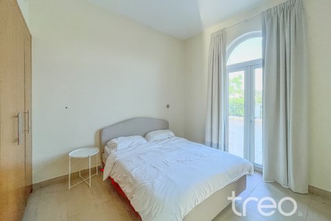 Villa in Legacy, Jumeirah Park, Dubai 4 bedrooms, 386.2 sq.m. № 124783 - photo 13
