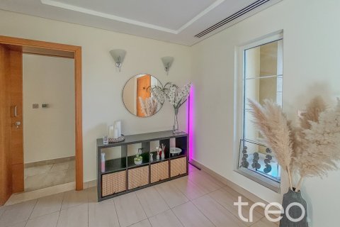 Villa in Legacy, Jumeirah Park, Dubai 4 bedrooms, 386.2 sq.m. № 124783 - photo 15