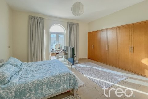Villa in Legacy, Jumeirah Park, Dubai 4 bedrooms, 386.2 sq.m. № 124783 - photo 10