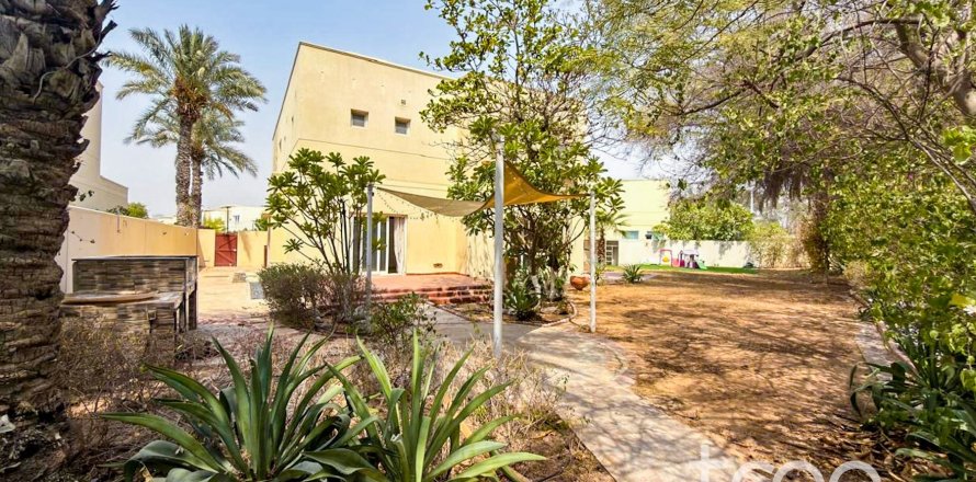 Вилла в Meadows, Дубай, 4 спальни, 81.66м², № 124780