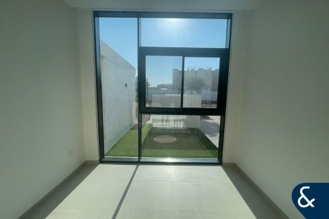 Villa in Dubai South (Dubai World Central), Dubai 4 bedrooms, 395 sq.m. № 79121 - photo 13