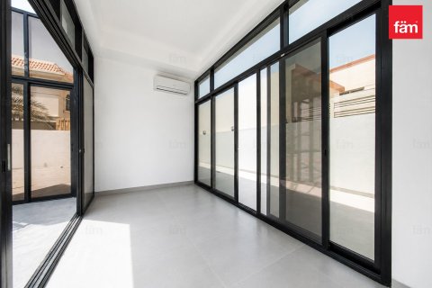 Villa in Al Barsha, Dubai 4 bedrooms, 929 sq.m. № 124340 - photo 14