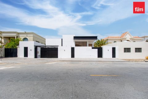 Villa in Al Barsha, Dubai 4 bedrooms, 929 sq.m. № 124340 - photo 28